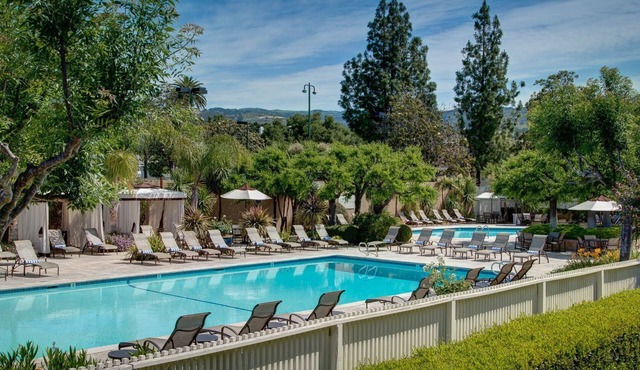 2 Comfortable Suites with Full Kitchen! Pool, Onsite Golf Course & Tennis Courts