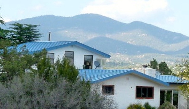 2-floor Rural Hillside Serenity Close to Town. Hike and Bike from the House