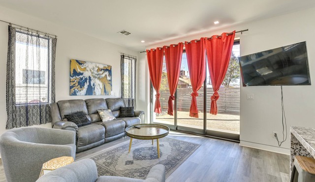 2 Mi to Dtwn Phoenix: Sleek Apt w/Fenced Yard!
