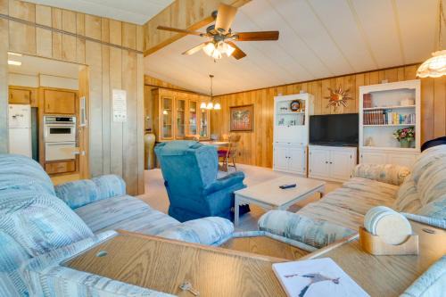 2 Mi to Lake Havasu: Pet-Friendly Home w/Grill!