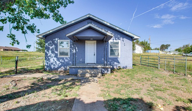 2 Mi to Phillips 66 Refinery: Home w/Yard in Borger