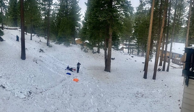 2 Min. From HEAVENLY NV SKI LIFTS! Pvt Sledding Hill! 2 En-Suite BRs! Fireplace!