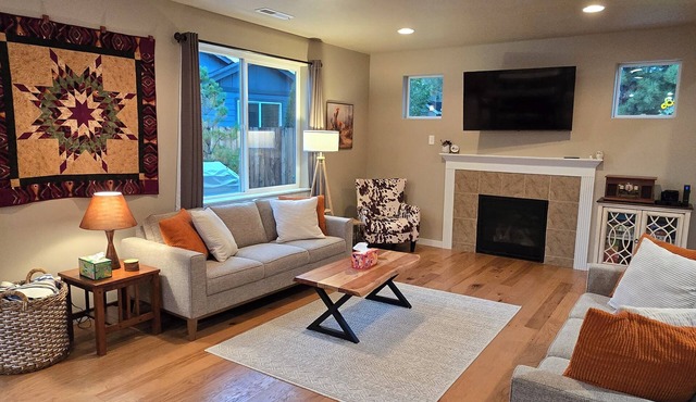 2 min to Downtown Sisters, Family Friendly, XBOX, Game Rm, Outdoor Patio w/BBQ,