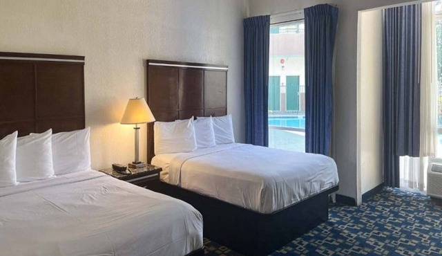 2 Queen Beds|Nsmk,Mini Fridge