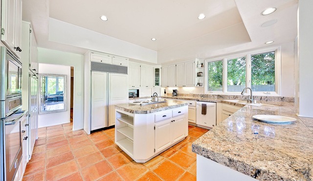 2-Story Dog-Friendly Home w/Extensive Patio, Gas Grill, Hot Tub, Great Location