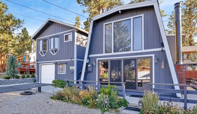 2073 - Mount Shasta Retreat 3 Bedroom Home by Redawning