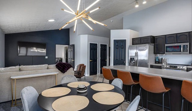 2BR 2BA - Remodeled Gem Near Airport & Mins to DT