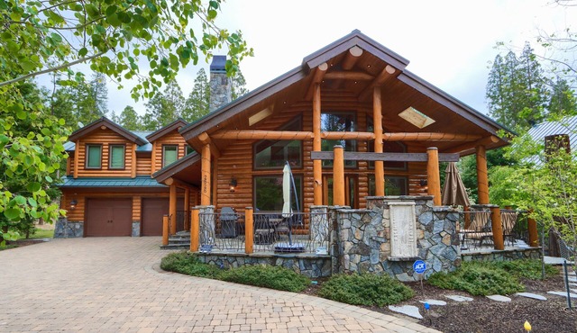 (2R) The Lodge in Yosemite National Park