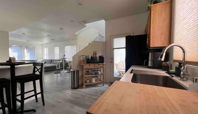3 Story Luxury House - perfect for family getaway