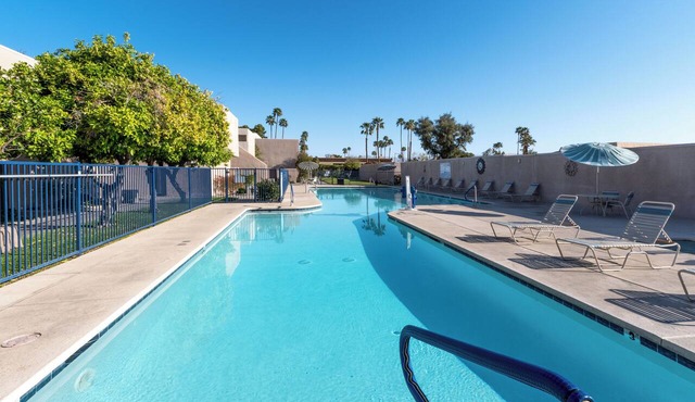 3 Unites! Full Kitchens, Outdoor Pools & Free Parking