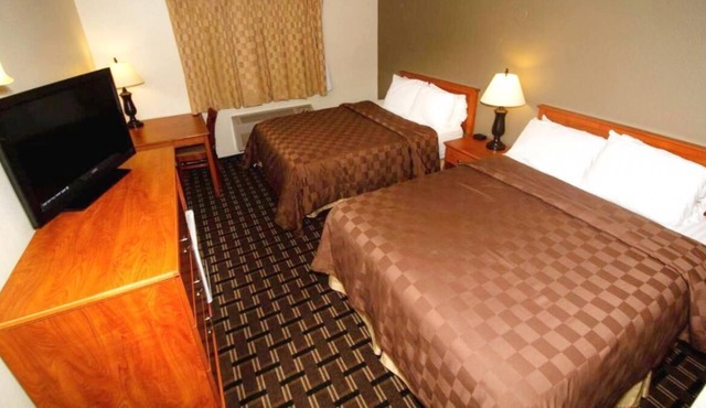 3 x Non-Smoking Queens at FairBridge Inn & Suites Kellogg