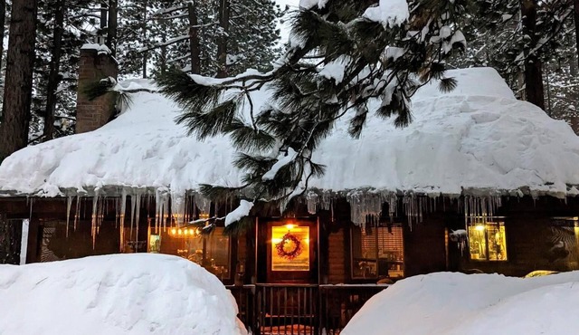 3BD Pet-Friendly Log Cabin | Fast Wifi | Hot Tub | By Lake | Ski