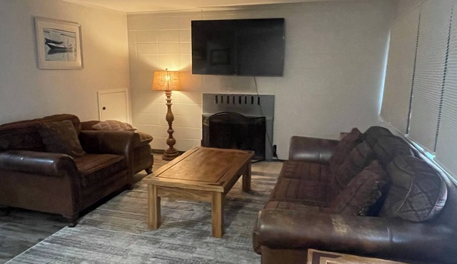 3BR apt. with WiFi BBQ Smart TVs close to Lake Tahoe, boat launch, biking trails
