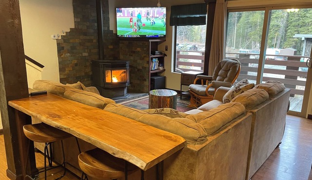 3BR Palisades Tahoe with POOL, Beaches, Hiking, Biking, Fishing & Rafting Nearby