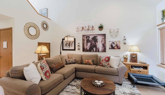 3BR Townhouse Near SHARC & Village - Dog Friendly