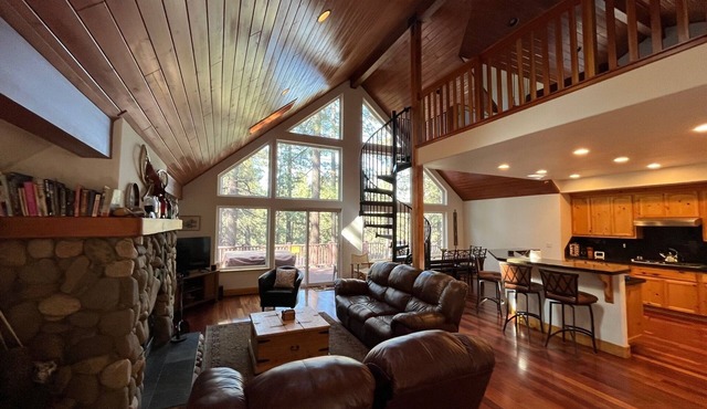 4 Bedroom Home with Large Decks, WIFI, NEW Hot Tub, Pool Table, Smart TV's RELAX
