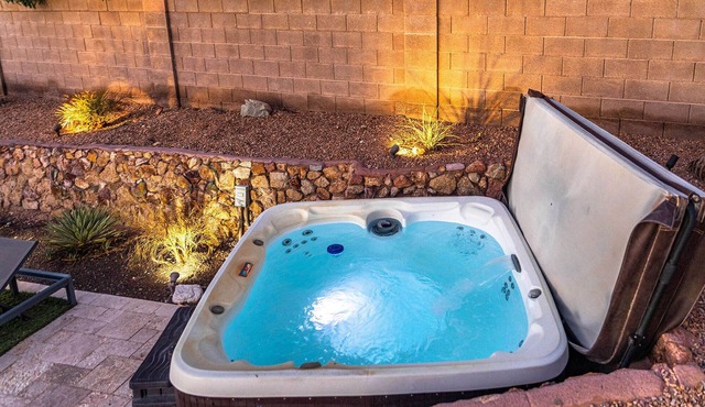 4 Primary's + Heated Pool, Spa & Dog Friendly