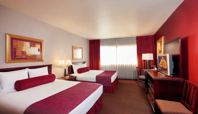 4 Rooms near Shark Reef Aquarium & Bellagio Conservatory - No Resort Fee