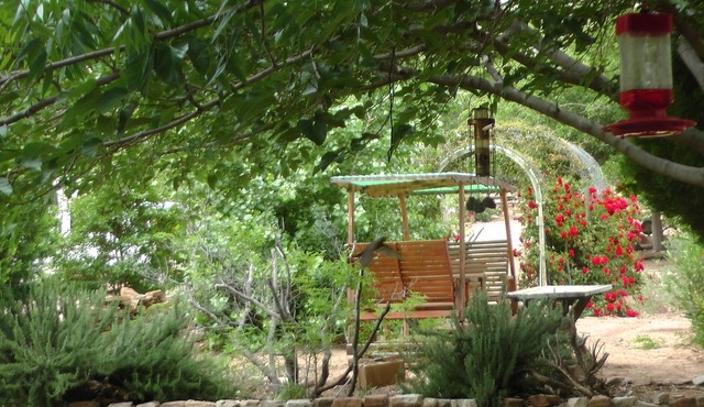45 Minutes to Zion National Park! Private Guest Room #2, SHARED living areas.