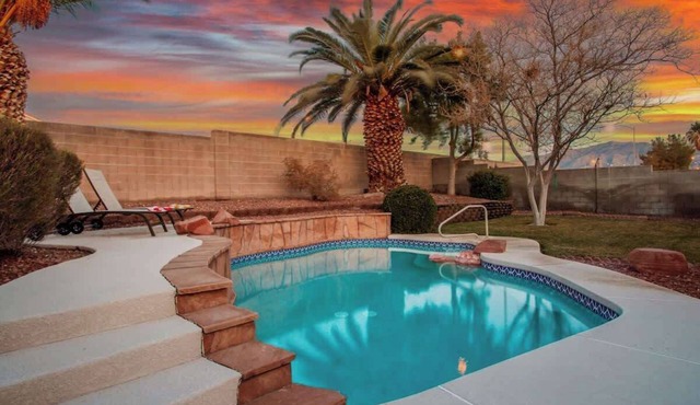 4BR Pool, Spa & Retro Arcade Polished Vegas Stay