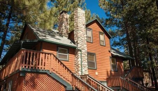 5 Bedroom, 2 Bath Cabin. 2 Kings, 3 Queens. Full Kitchen, living/dining room.