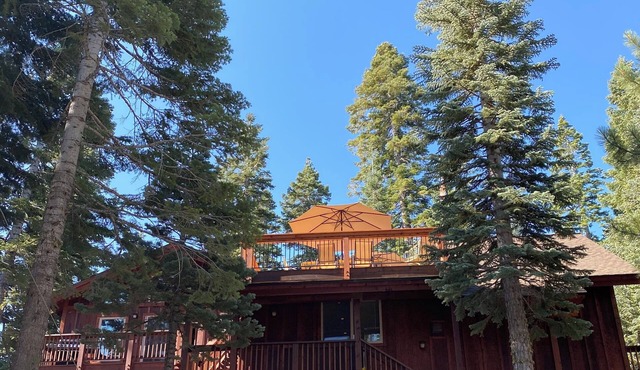 5-bedroom cabin in woodsy Tahoma/Homewood walk to Lake Tahoe