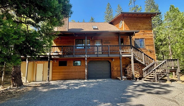5-Bedroom with Hot Tub & Game Room, Steps from Blue Lake Springs Recreation