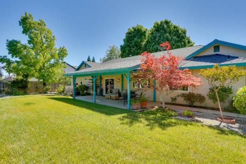 5 Mi to Sundial Bridge & River! Pet-Friendly Haven