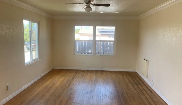 5 minutes to downtown cozy house READ DESCRIPTION