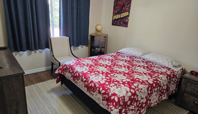 6 Miles to Disneyland/5 Bedrooms and 3 Bathrooms/Beautiful backyard with pond