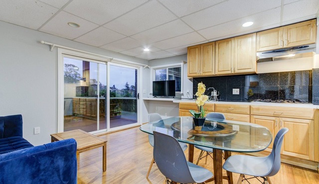 6BD/4BA Hilltop Home w/Hot Tub, Billiards, BBQ and Views!