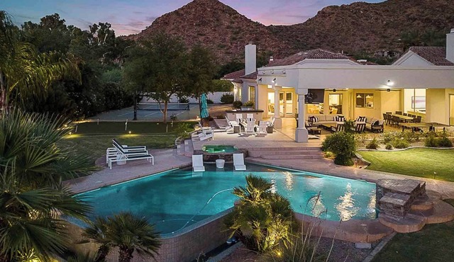 6BR Luxury Manor Retreat - Heated Pool, Spa, Pickleball, Basketball & Casita