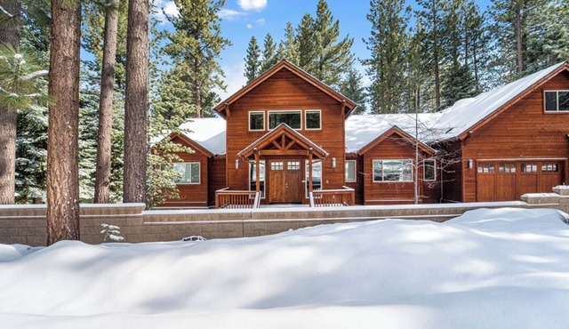 7 bedrooms, 5.5 baths, jacuzzi, full-size bar, 4 miles to casinos, Heavenly ski