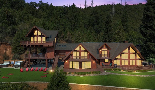 A-Frame - sleeps 20 - 2 Fire pits - 2 Hot Tubs - Putting Green