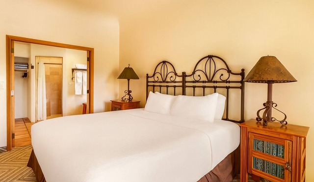 A Place You'll Surely Enjoy! Outdoor Pool, Full Kitchen, Free Parking!