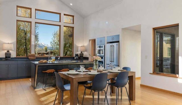 Abode at Alpenglow, mountain home with guesthouse in Wilson