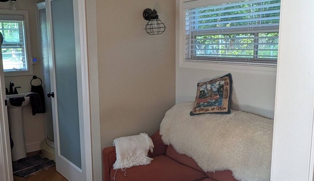 Adorable 1-bedroom detached Guest house with AC in Brush Prairie, WA.