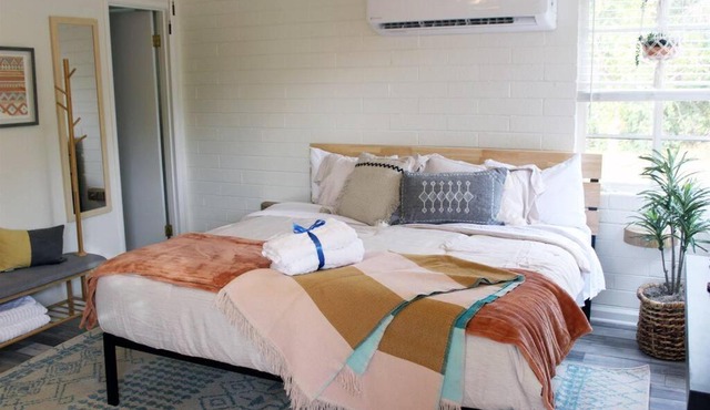 Adorable Ground Level Boho Studio Blocks From Dwntn-C