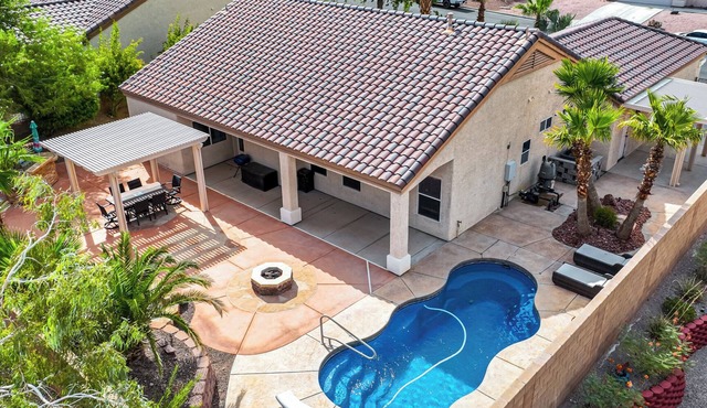 AMAZING Pool home with outdoor kitchen, firepit, and waterfall Close 2 Casinos!