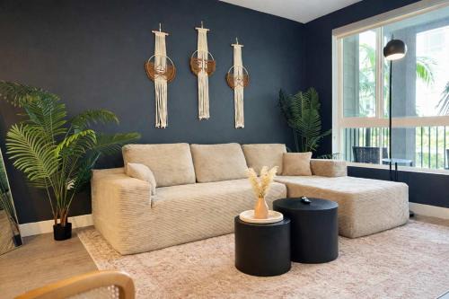 Artistic Getaway 10 Min to Disneyland With Pool&GYM
