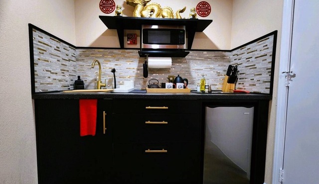 Asian Zen with Jacuzzi, Kitchenette, Near Victoria Sq