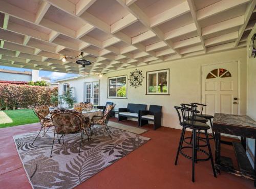 Bay Park Garden Paradise - central Location, AC, Washer Dryer & Private yard!