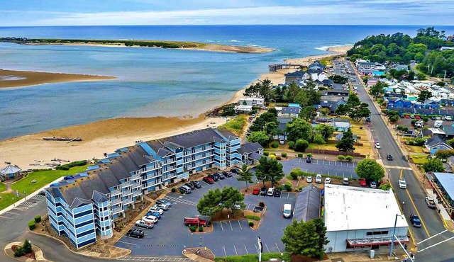 Bayfront Lincoln City Condo Beach Access & Walk to Dining