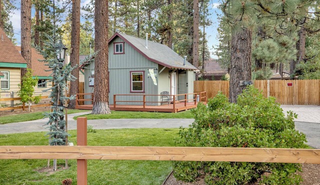 Beary Cozy Cabin w/Hot Tub- Walk to Lake Couple's Cottage