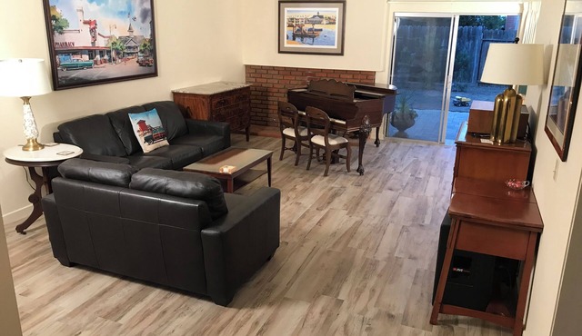 Beautiful 2-bedroom MTR house in south Santa Ana with WiFi, king bed and a crib