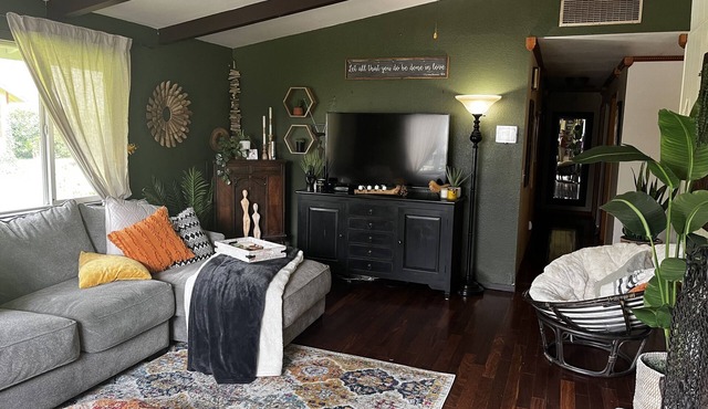 Beautiful 3 bedroom home in one of the nicest neighborhoods in all of Roseburg