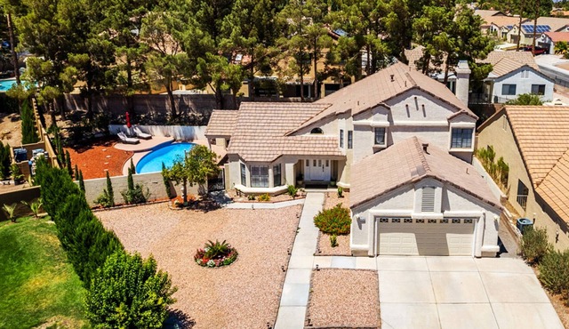Beautiful 4Br/3Br House*The Lakes N'hood*Pvt Heated Pool*Hot Tub*Min's to Strip