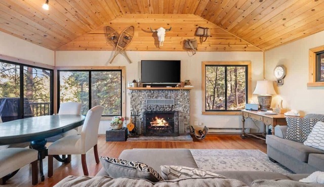 Beautiful forest retreat with stunning views