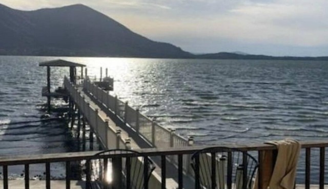 Beautiful home with spectacular lake and mountain views!