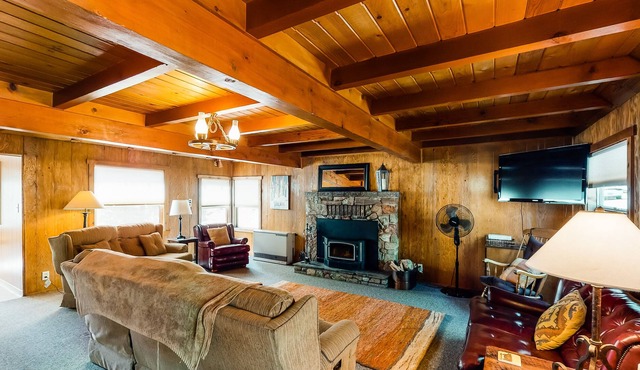 Beautiful lake home w/ free WiFi/deck/wood-burning stove - close to trails/lake!